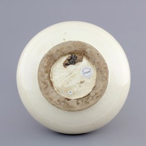 A Chinese Cizhou cream-glazed archaic form vase, 16/18th C. — foto 7