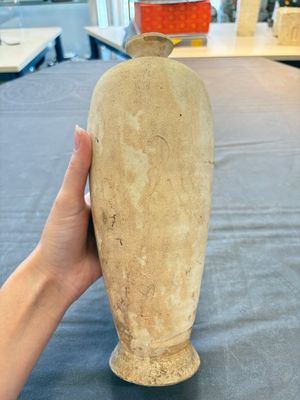 A Chinese Cizhou cream-glazed high-shouldered vase, Song/Jin — foto 1