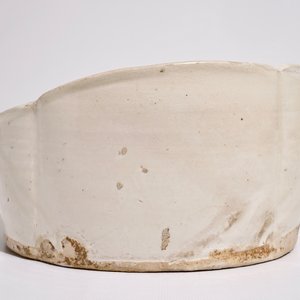 A Chinese Cizhou cream-glazed sgraffiato pillow, Song, 12th C. — 照片 4