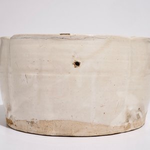 A Chinese Cizhou cream-glazed sgraffiato pillow, Song, 12th C. — 照片 5