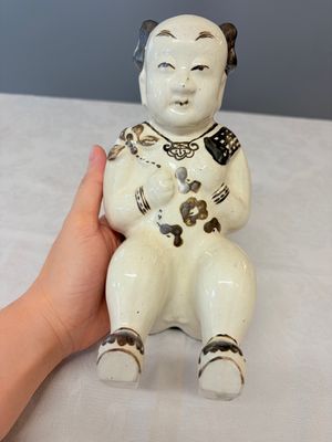 A Chinese Cizhou figure of a seated boy — 照片 1
