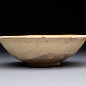 A Chinese Cizhou iron-red-decorated yellow-ground 'Poem' bowl with a wooden box, Jin — photo 6
