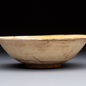 A Chinese Cizhou iron-red-decorated yellow-ground 'Poem' bowl with a wooden box, Jin — photo 8
