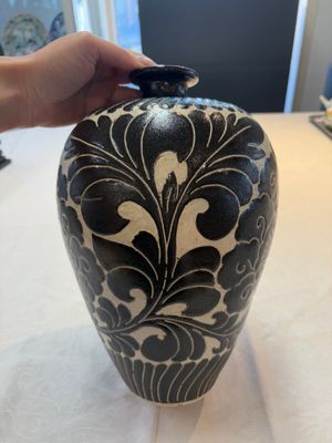 A Chinese cizhou 'meiping' vase with floral design, probably Song/Yuan — photo 1