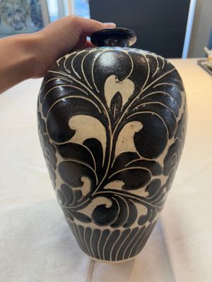 A Chinese cizhou 'meiping' vase with floral design, probably Song/Yuan — photo 3
