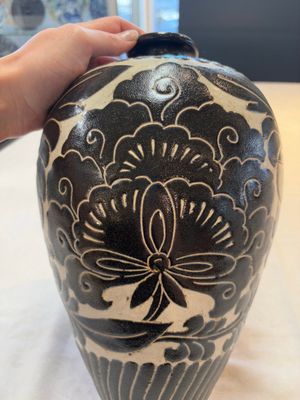 A Chinese cizhou 'meiping' vase with floral design, probably Song/Yuan — photo 7
