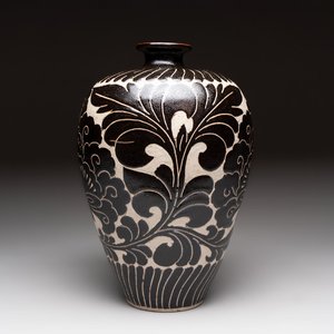 A Chinese cizhou 'meiping' vase with floral design, probably Song/Yuan — photo 1