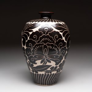 A Chinese cizhou 'meiping' vase with floral design, probably Song/Yuan — photo 2