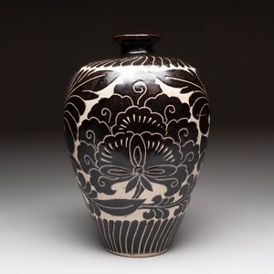 A Chinese cizhou 'meiping' vase with floral design, probably Song/Yuan — photo 4