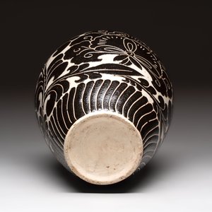 A Chinese cizhou 'meiping' vase with floral design, probably Song/Yuan — photo 6