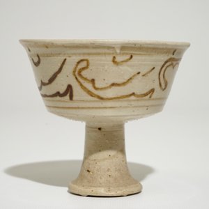 A Chinese Cizhou stem cup, Yuan — 照片 2