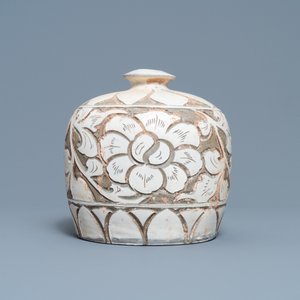 A Chinese Cizhou 'truncated meiping' sgraffiato vase, Song/Ming — photo 2