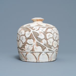 A Chinese Cizhou 'truncated meiping' sgraffiato vase, Song/Ming — photo 4