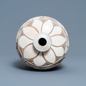 A Chinese Cizhou 'truncated meiping' sgraffiato vase, Song/Ming — photo 6