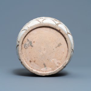 A Chinese Cizhou 'truncated meiping' sgraffiato vase, Song/Ming — photo 7