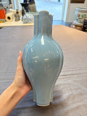 A Chinese claire-de-lune triple-neck vase and a green-glazed 'Meiping' vase, Qianlong mark, 19th C. — foto 1