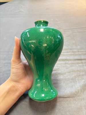 A Chinese claire-de-lune triple-neck vase and a green-glazed 'Meiping' vase, Qianlong mark, 19th C. — foto 11