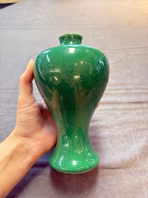 A Chinese claire-de-lune triple-neck vase and a green-glazed 'Meiping' vase, Qianlong mark, 19th C. — foto 12