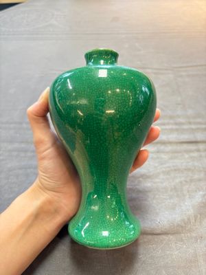 A Chinese claire-de-lune triple-neck vase and a green-glazed 'Meiping' vase, Qianlong mark, 19th C. — foto 13