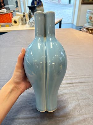 A Chinese claire-de-lune triple-neck vase and a green-glazed 'Meiping' vase, Qianlong mark, 19th C. — foto 2