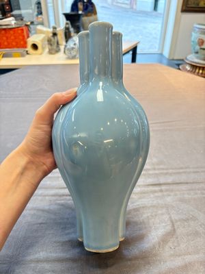 A Chinese claire-de-lune triple-neck vase and a green-glazed 'Meiping' vase, Qianlong mark, 19th C. — foto 3