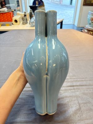 A Chinese claire-de-lune triple-neck vase and a green-glazed 'Meiping' vase, Qianlong mark, 19th C. — foto 4