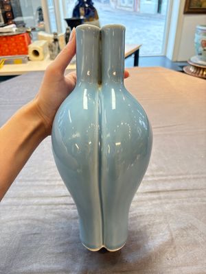 A Chinese claire-de-lune triple-neck vase and a green-glazed 'Meiping' vase, Qianlong mark, 19th C. — foto 6