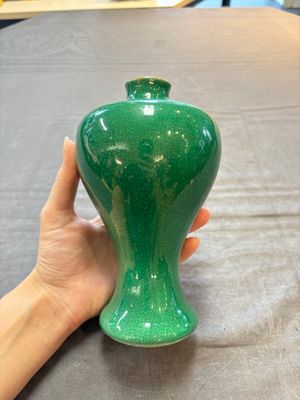 A Chinese claire-de-lune triple-neck vase and a green-glazed 'Meiping' vase, Qianlong mark, 19th C. — foto 10