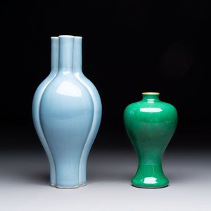 A Chinese claire-de-lune triple-neck vase and a green-glazed 'Meiping' vase, Qianlong mark, 19th C. — foto 1