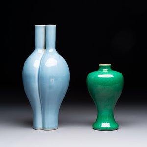 A Chinese claire-de-lune triple-neck vase and a green-glazed 'Meiping' vase, Qianlong mark, 19th C. — foto 2