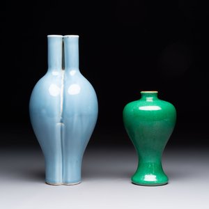 A Chinese claire-de-lune triple-neck vase and a green-glazed 'Meiping' vase, Qianlong mark, 19th C. — foto 3