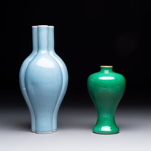 A Chinese claire-de-lune triple-neck vase and a green-glazed 'Meiping' vase, Qianlong mark, 19th C. — foto 4
