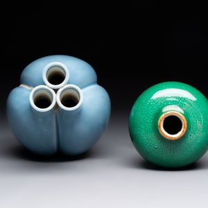 A Chinese claire-de-lune triple-neck vase and a green-glazed 'Meiping' vase, Qianlong mark, 19th C. — foto 5