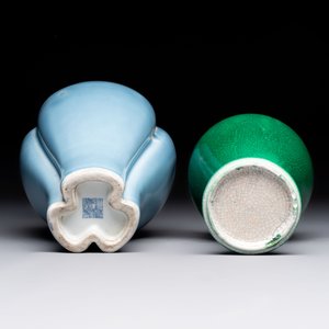 A Chinese claire-de-lune triple-neck vase and a green-glazed 'Meiping' vase, Qianlong mark, 19th C. — foto 6