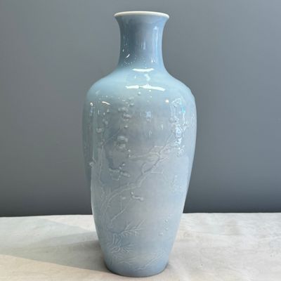 A Chinese claire-de-lune vase with floral relief design — 照片 5