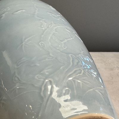 A Chinese claire-de-lune vase with floral relief design — 照片 6