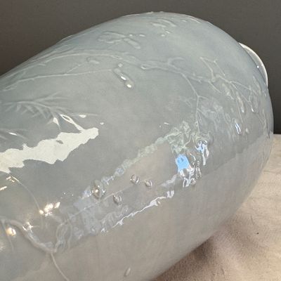 A Chinese claire-de-lune vase with floral relief design — 照片 7