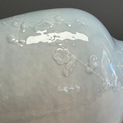 A Chinese claire-de-lune vase with floral relief design — 照片 8