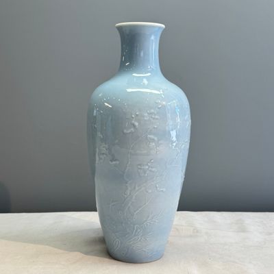 A Chinese claire-de-lune vase with floral relief design — 照片 1