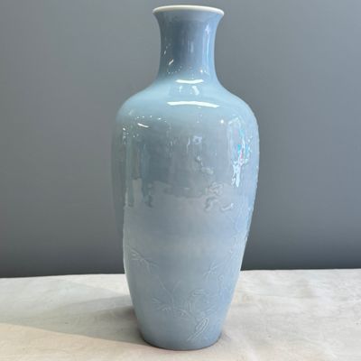 A Chinese claire-de-lune vase with floral relief design — 照片 2