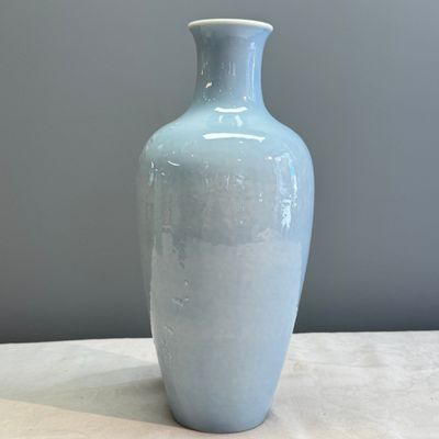 A Chinese claire-de-lune vase with floral relief design — 照片 3