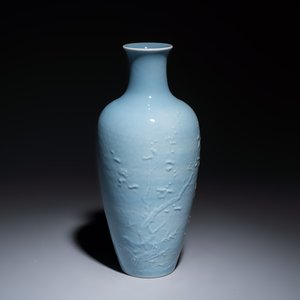A Chinese claire-de-lune vase with floral relief design — 照片 1