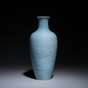 A Chinese claire-de-lune vase with floral relief design — 照片 2