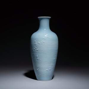 A Chinese claire-de-lune vase with floral relief design — 照片 3