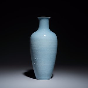 A Chinese claire-de-lune vase with floral relief design — 照片 4