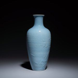 A Chinese claire-de-lune vase with floral relief design — 照片 5