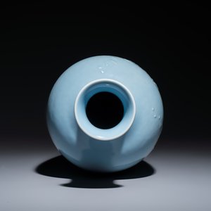 A Chinese claire-de-lune vase with floral relief design — 照片 6