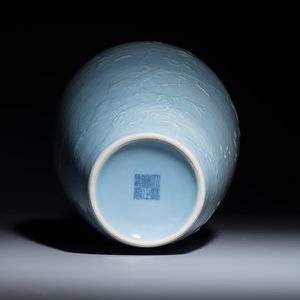 A Chinese claire-de-lune vase with floral relief design — 照片 7