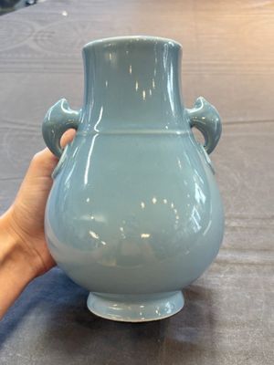 A Chinese claire-de-lune 'zun' vase, Qianlong mark and of the period — 照片 1