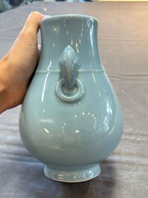 A Chinese claire-de-lune 'zun' vase, Qianlong mark and of the period — 照片 2